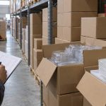 انبار پخش عمده ظروف یکبار مصرف و بررسی موجودی کارتن‌ها